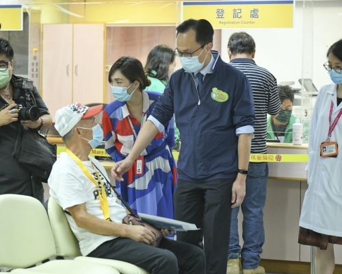 聶德權(中)指下周會有多4間醫院接受覆診人士即場接種新疫苗。資料圖片