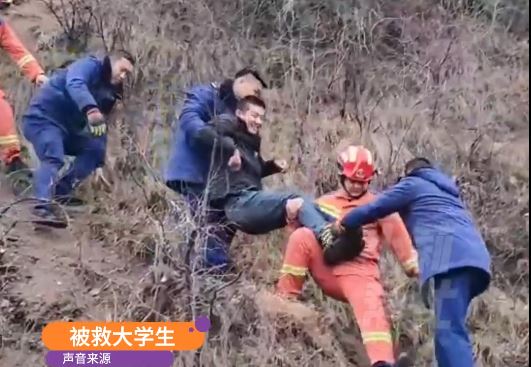 腿残男大生因爬高脚软要召消防抬回地面。小莉帮忙
