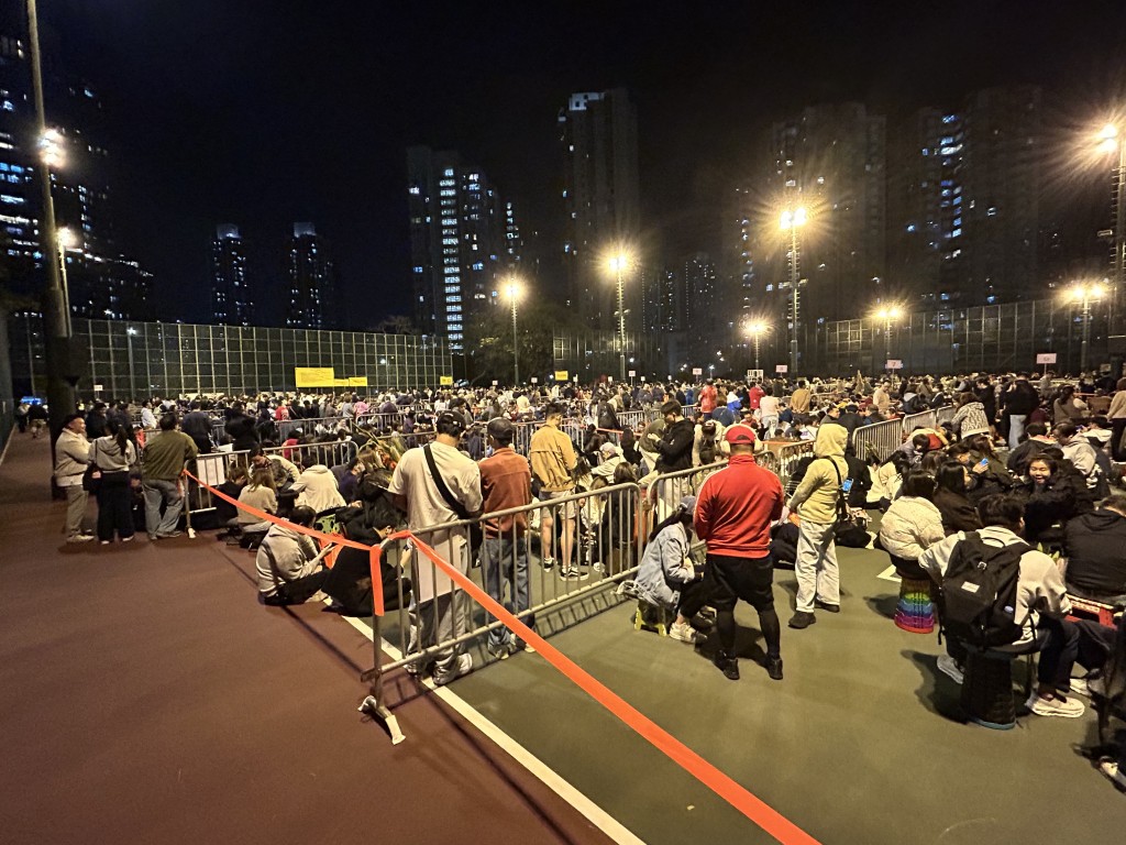 佛光街球場內逾千善信輪候，秩序井然。曾志恆攝