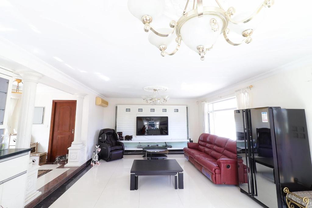 大廳面積寬闊，一室豪華亮麗。