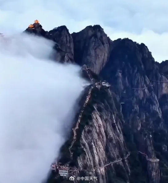 老君山再現「陰陽分界線」的奇觀,山脊一側雲霧繚繞,另一側卻天朗氣清,景像極為震撼。 老君山再現「陰陽分界線」的奇觀,山脊一側雲霧繚繞,另一側卻天朗氣清,景像極為震撼。