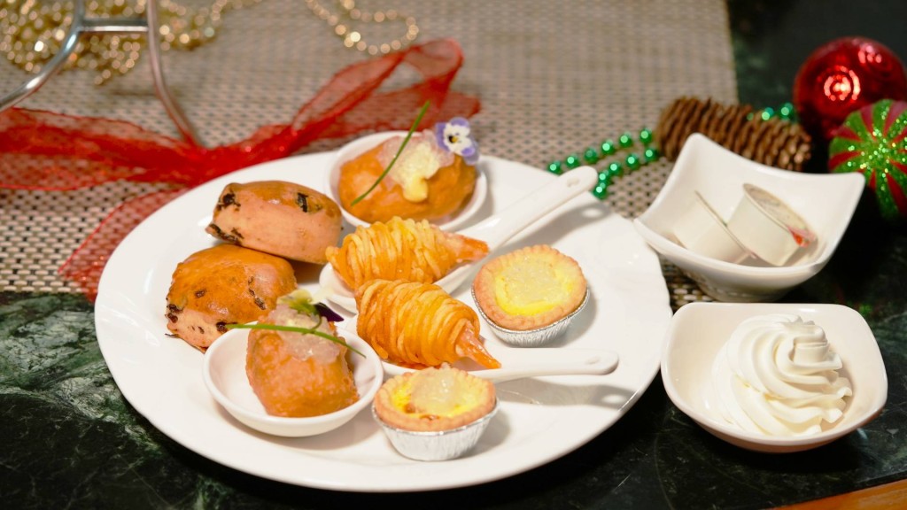 第三層鹹點陣容:燕窩蛋撻、脆炸燕窩鮮奶卷、泰式金絲炸蝦、鬆餅配忌廉及果醬 第三層鹹點陣容:燕窩蛋撻、脆炸燕窩鮮奶卷、泰式金絲炸蝦、鬆餅配忌廉及果醬