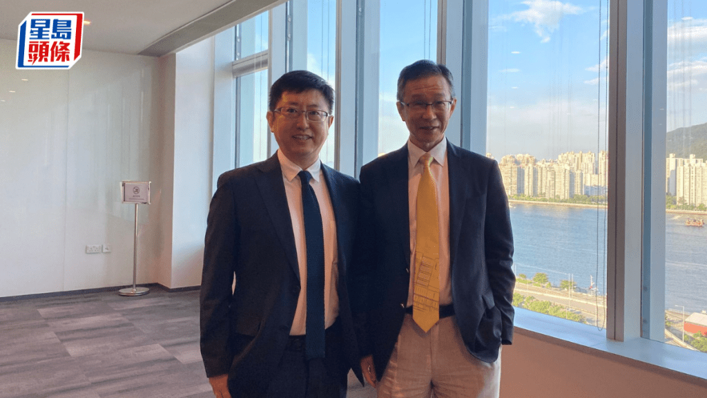 中大醫院行政總裁馮康(右)及華為亞太運營商業務部首席營銷官徐速(左)。林秋綿攝