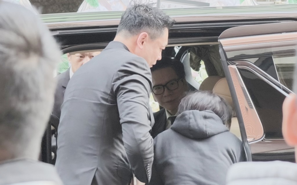 向華炎的胞弟向華強到場致祭弔唁。