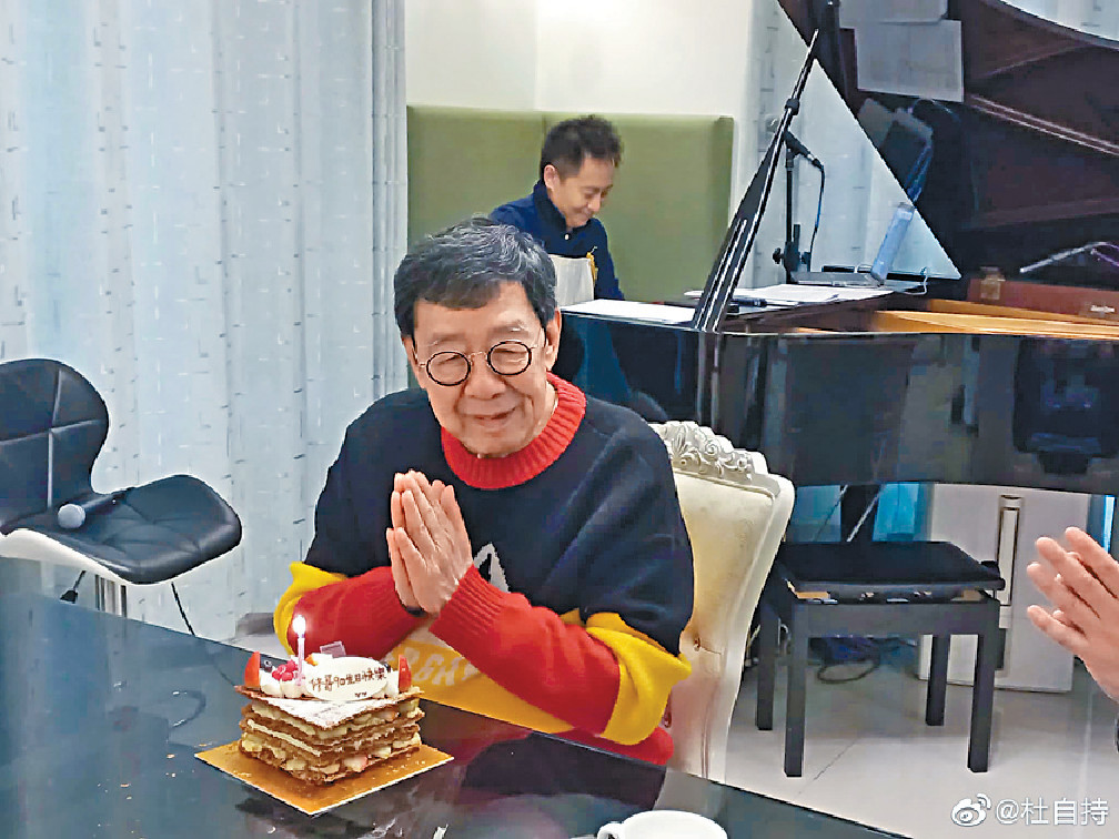 ■胡枫切蛋糕前诚心许愿。