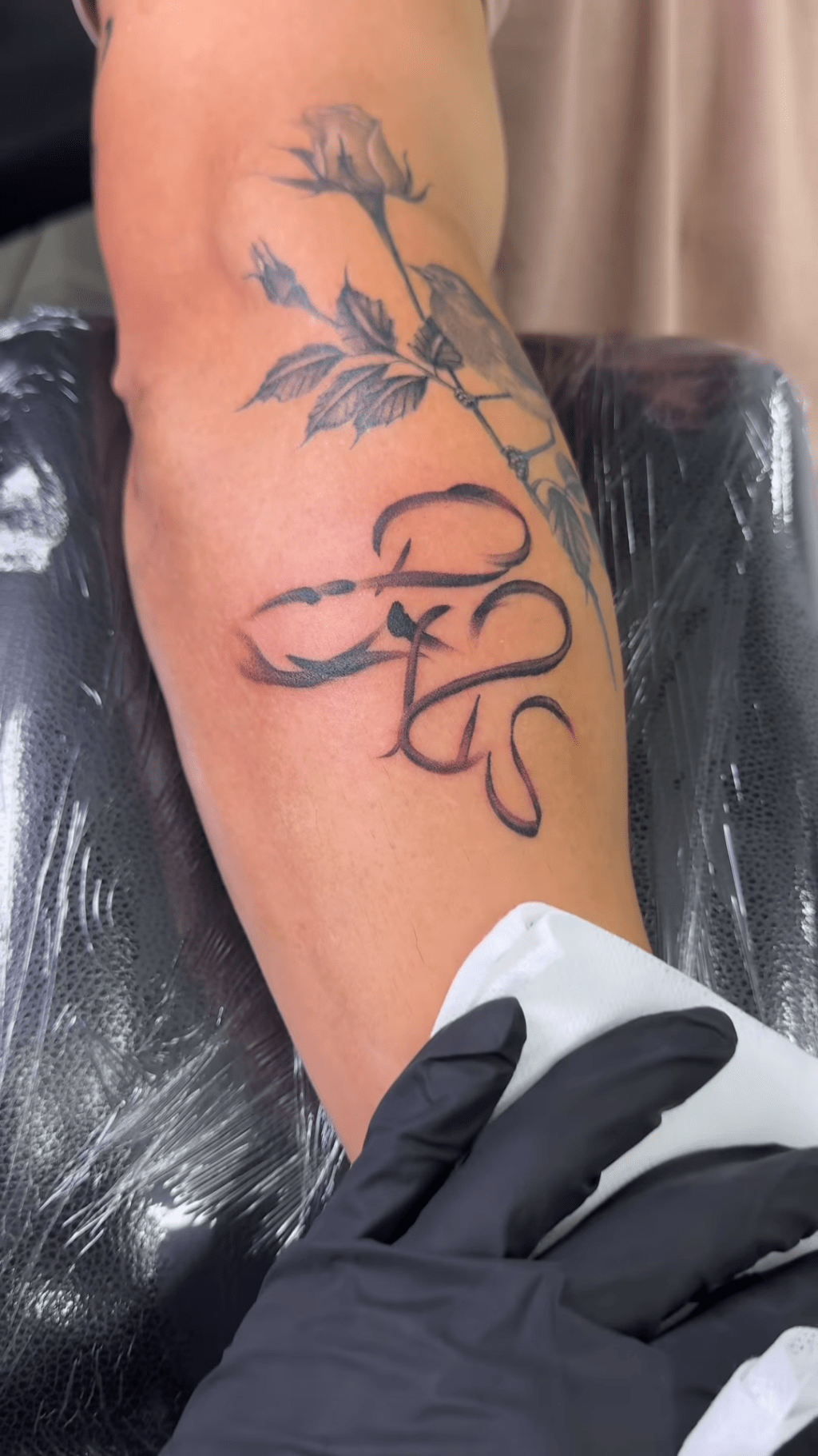 胡智同把手臂上的费达拿亲笔签名刺成纹身。