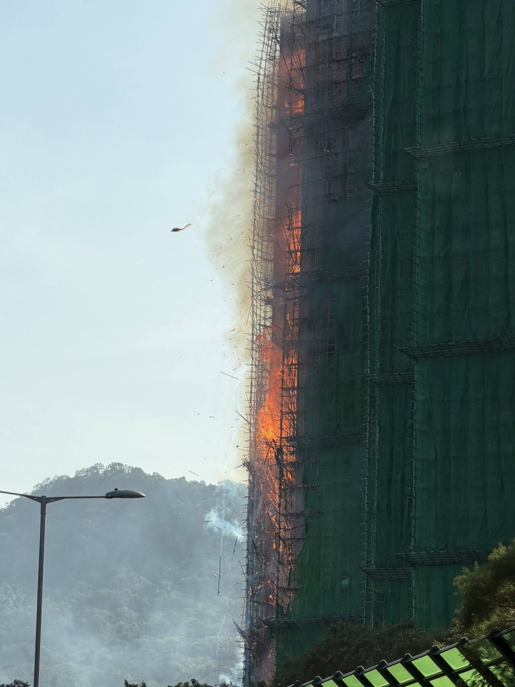 大埔宏福苑有外牆棚架起火，火勢相當猛烈。網上圖片