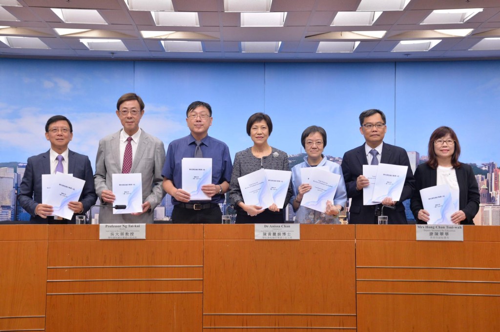 學校課程檢討專責小組發表諮詢文件。中為黃麗娟。
