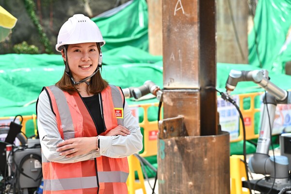 余梓瑩指機械人能代替工人處理部分高風險或體力勞動工作，有助擺脫地盤工作辛苦和危險的舊有形象。政府新聞網