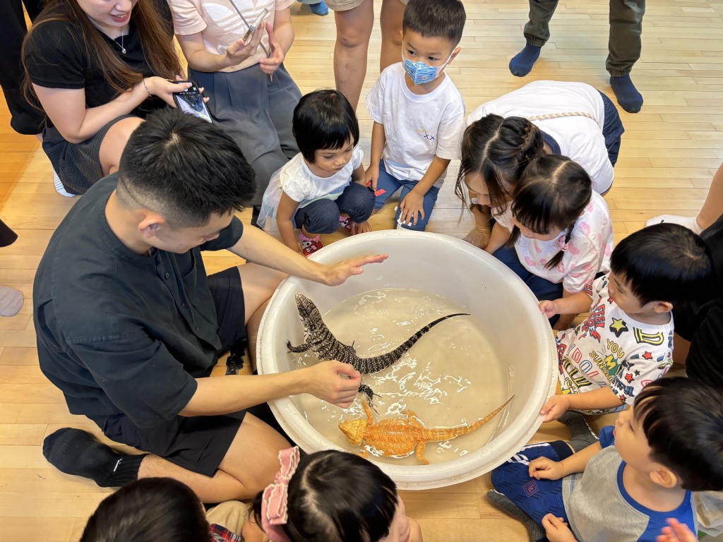 讓孩子學習如何餵食、清理、洗澡等護理技巧,感受照顧動物的樂趣。(圖片來源:受訪者提供) 讓孩子學習如何餵食、清理、洗澡等護理技巧,感受照顧動物的樂趣。(圖片來源:受訪者提供)