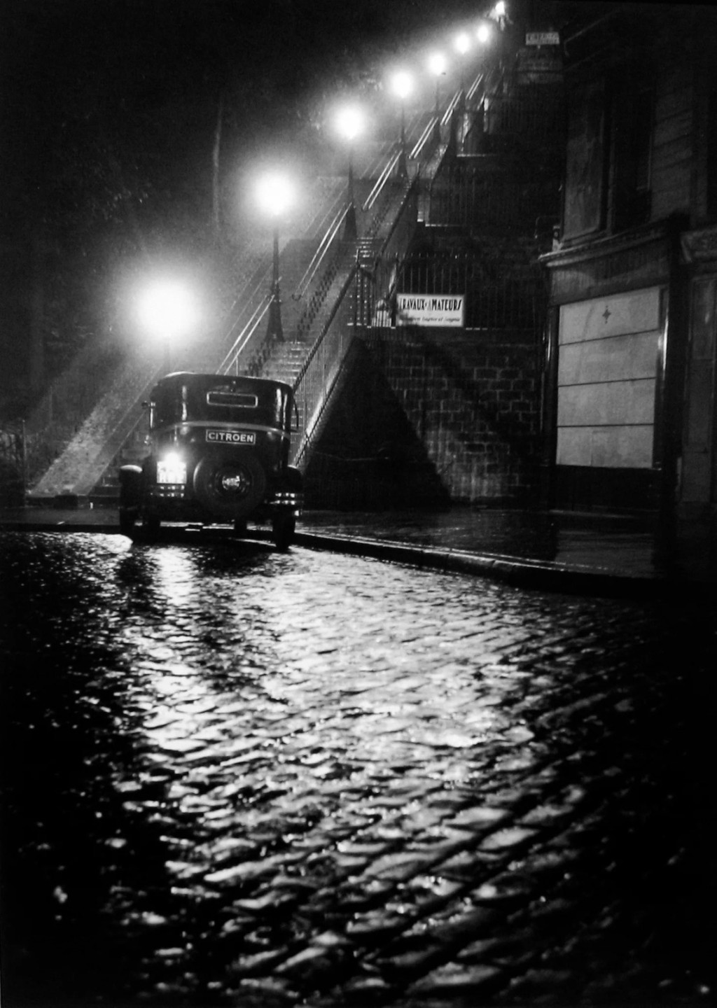 法國攝影大師Willy Ronis作品展｜1934年攝於巴黎的《Rue Muller》。（Courtesy of Boogie Woogie Photography and The S.Kovalsky Collection）（黑白照片）