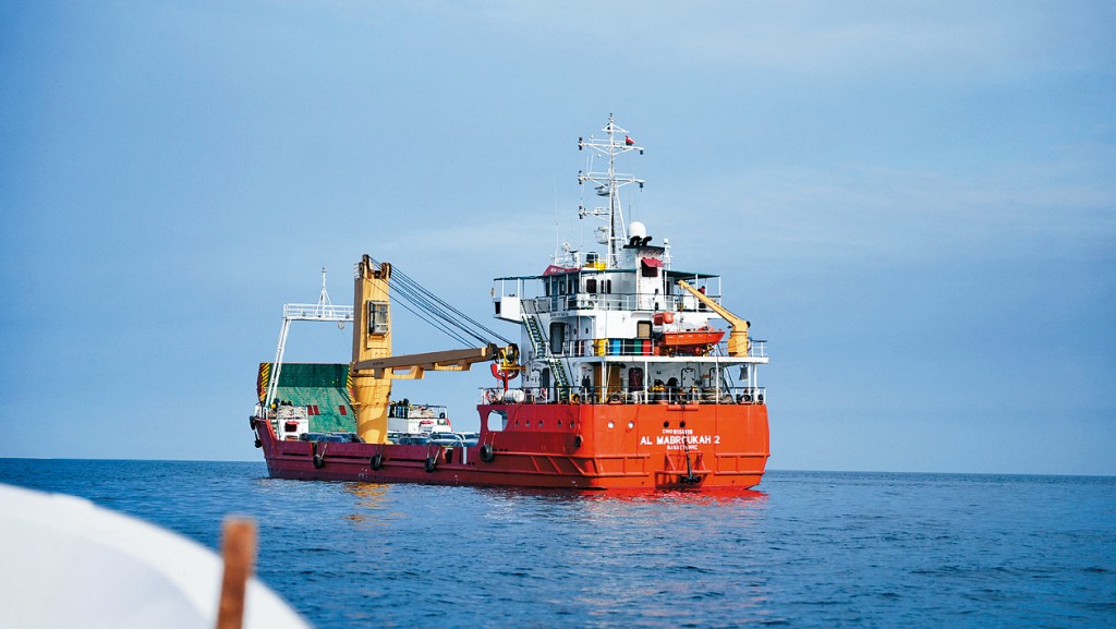 一艘商船昨日在阿曼對開的霍爾木兹海峽航行。