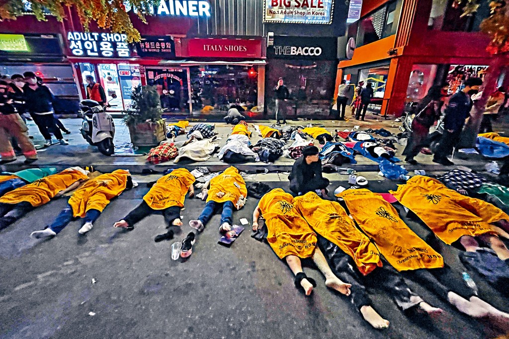 首爾梨泰院人踩人事故罹難者的屍體以毛巾覆蓋,周日凌晨擺放路旁等候處理。