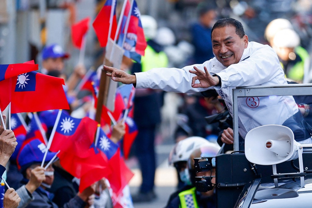 台湾候选人侯友宜在新北竞选活动中向支持者示意。 路透社