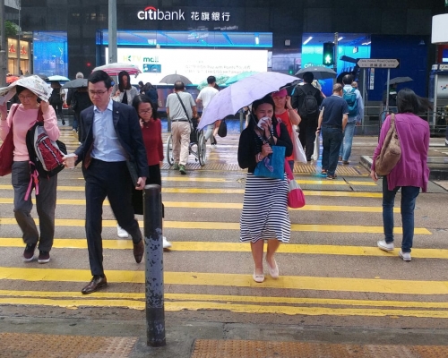 本周末至下周三都有驟雨及雷暴。