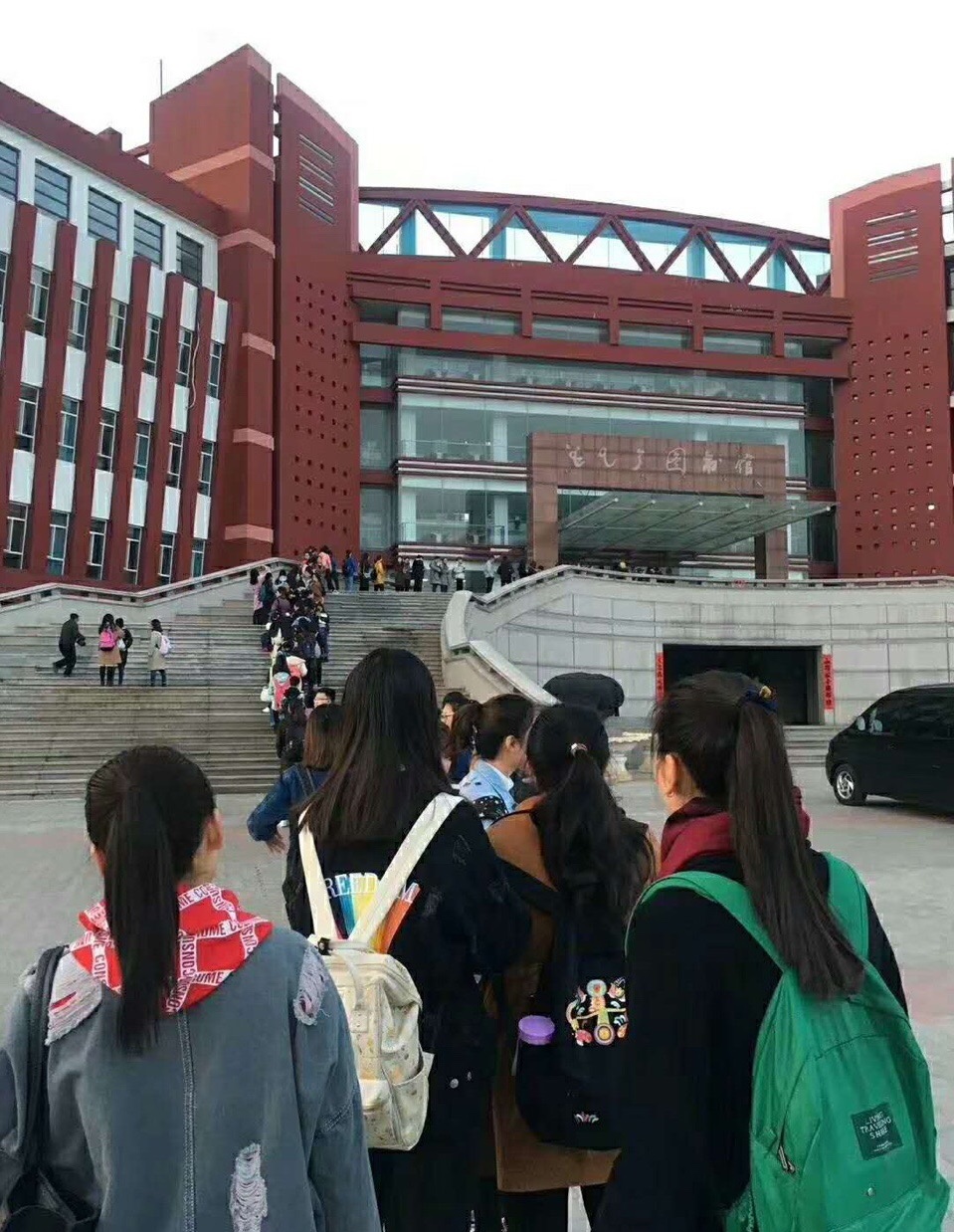 大学图书馆有过千学生排队抢夺租用储物柜。网上图片