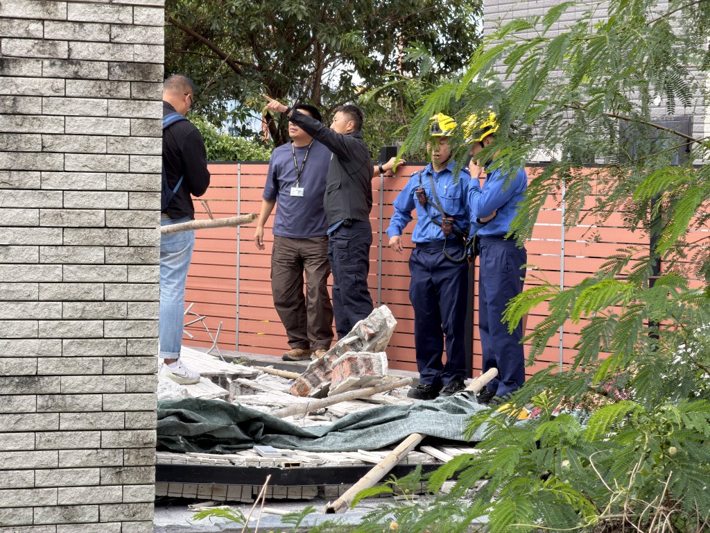 人員在場進行調查。 人員在場進行調查。