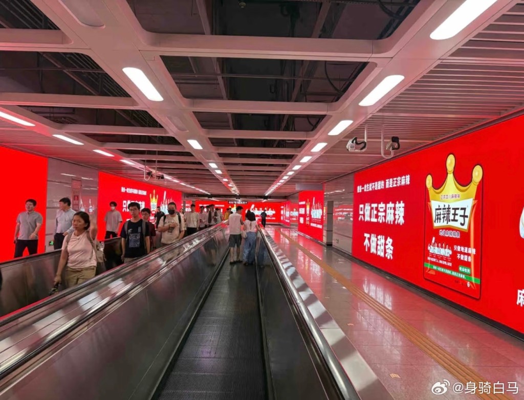 深圳地鐵部份車站的飽和式廣告,被民眾批評是製造視覺疲勞。 深圳地鐵部份車站的飽和式廣告,被民眾批評是製造視覺疲勞。