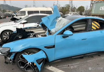 小米SU7車主王某超速越線，造成4死2傷事故。網圖