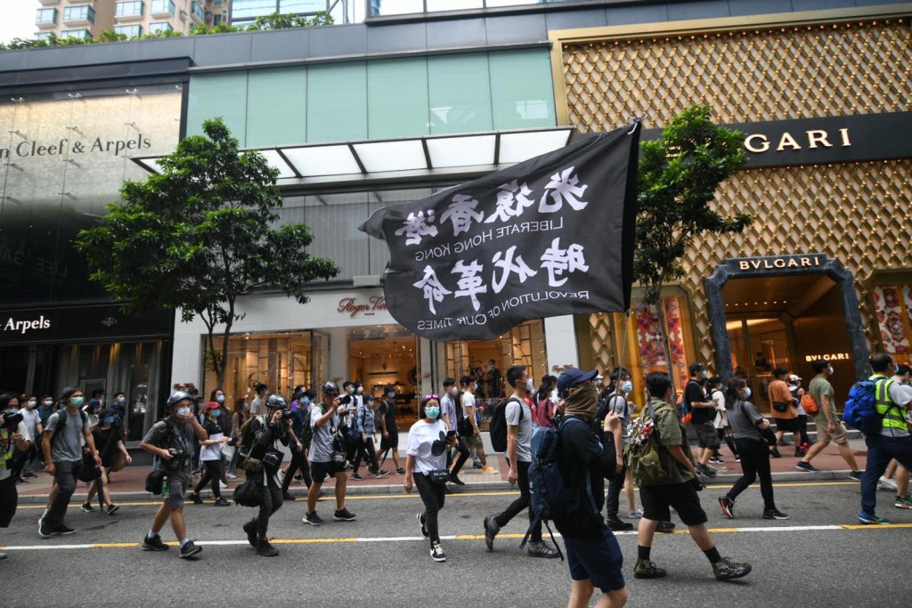 有港獨示威者揮動旗幟及叫港獨口號。