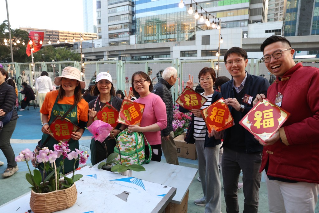觀塘夜的巿民及租戶開心在新年前夕收到帶有祝福意義的揮春。