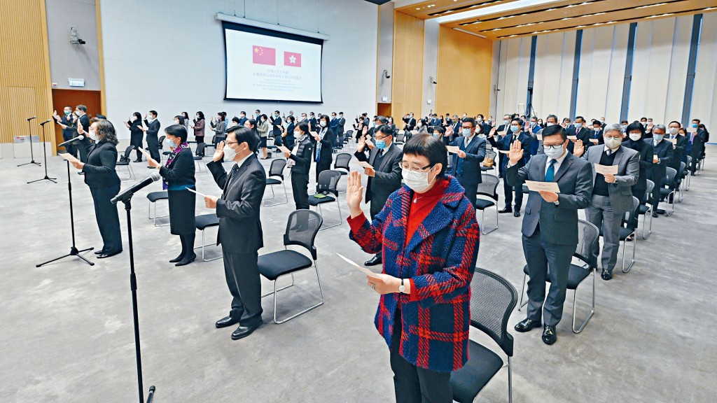■去年12月,政總舉行公務員宣誓儀式。常任秘書長、部門首長和屬首長級薪級表第六點或以上的公務員宣誓擁護《基本法》、效忠特區政府等。