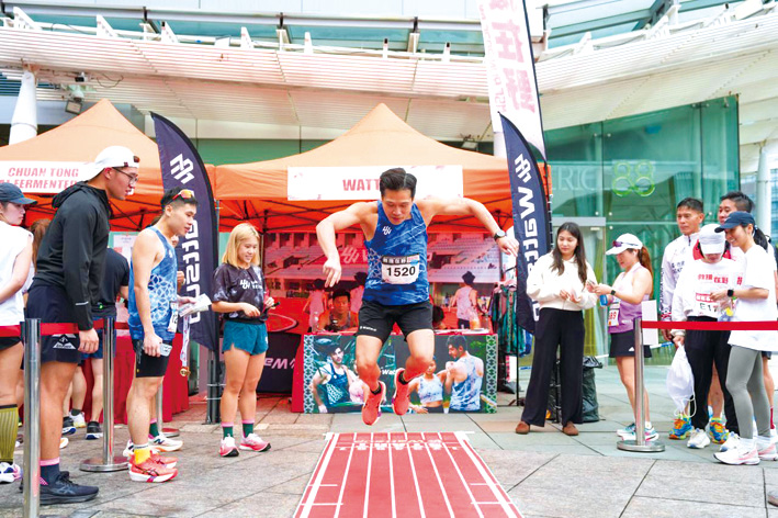 無國界醫生在賽場設置攤位遊戲，讓參賽者透過遊戲認識更多無國界醫生的工作。（無國界醫生圖片）