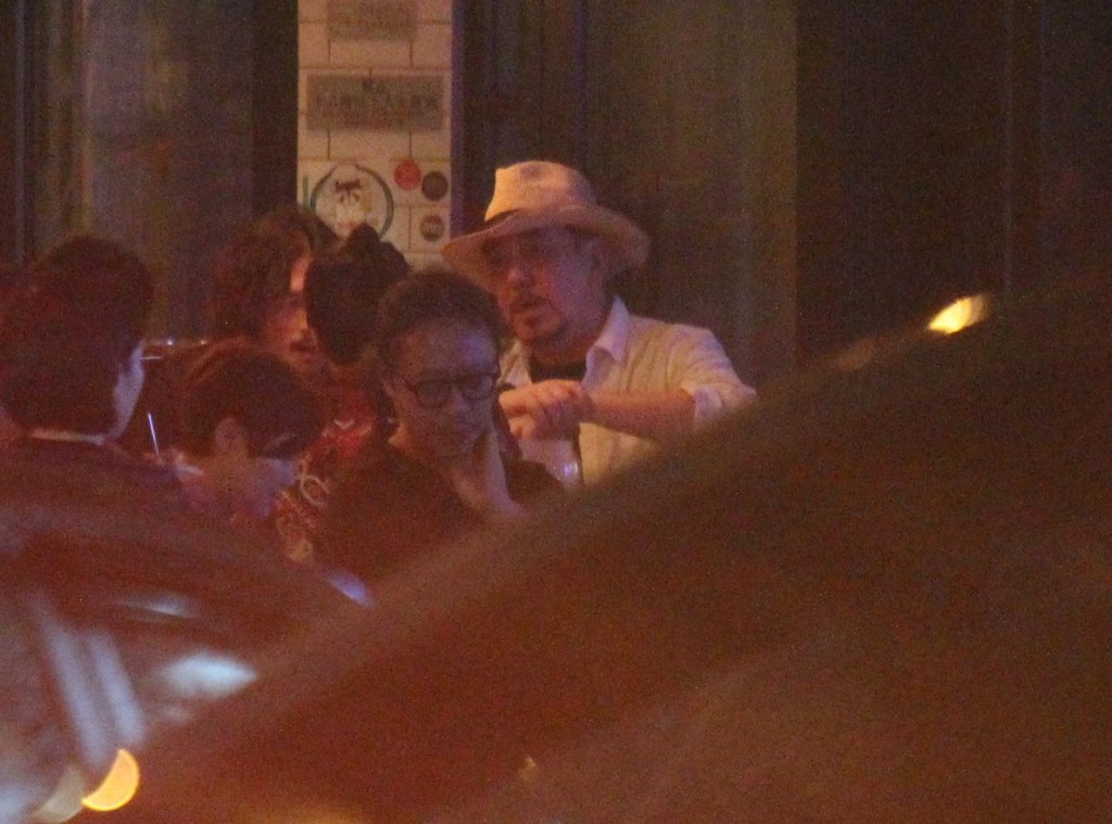 見秋生滔滔不絕又動作多多,其間肉緊右手捉左手腕,似分析緊捉人情況喎!