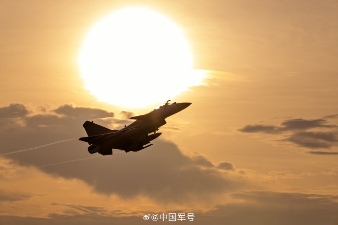 中國軍方再公開「殲-10C」訓練圖。 中國軍方再公開「殲-10C」訓練圖。