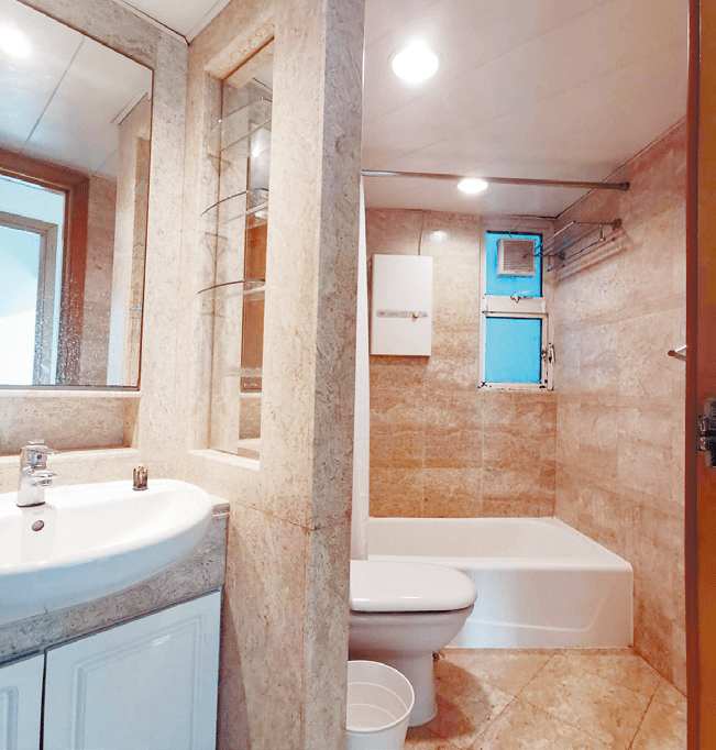 浴室有齊熱水爐、抽氣扇等設備，住戶可繼續使用。