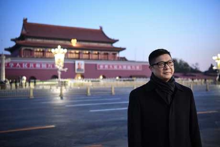 2019年12月7日清晨，鄧炳強到北京天安門廣場觀看升旗儀式。 資料圖片