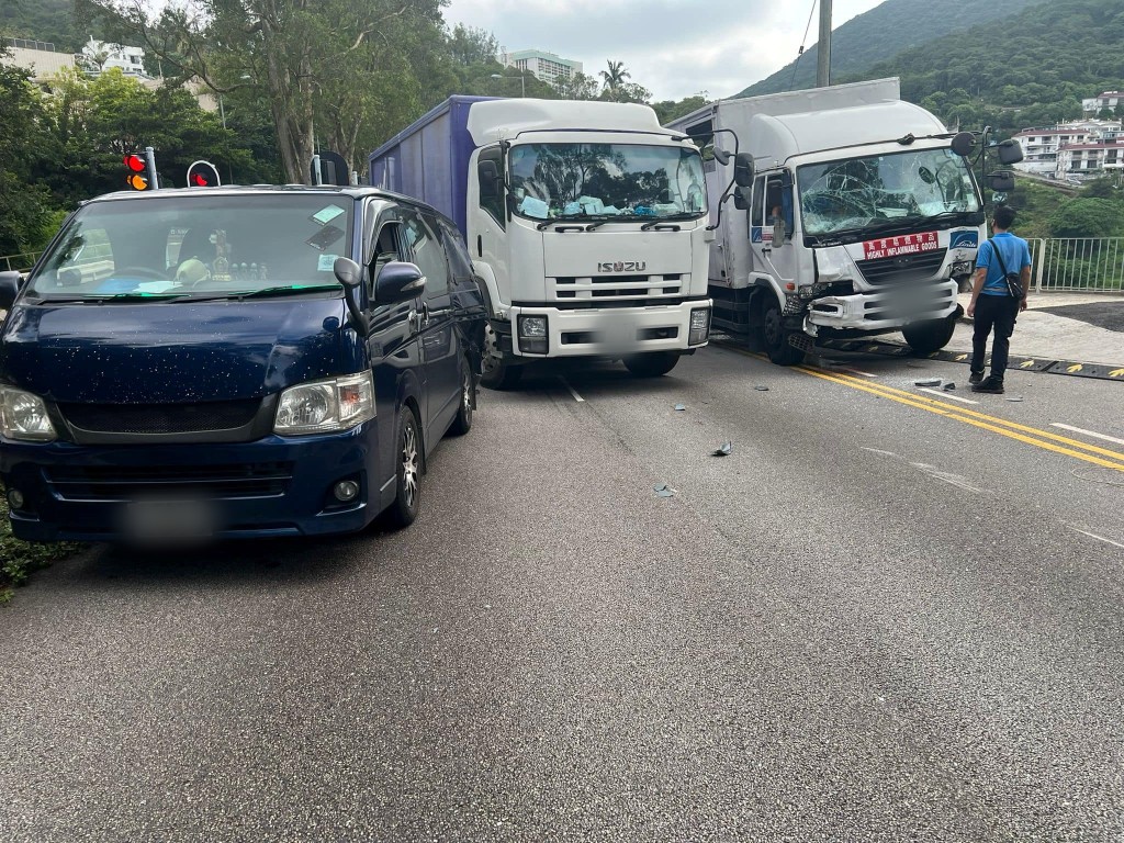 意外後兩肇事車輛停在路中。圖:網民Bosco Chu 香港突發事故報料區 