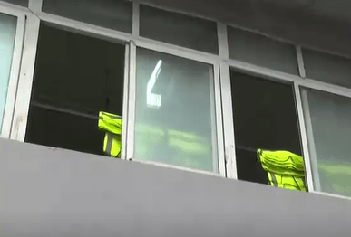 涉事樓上製衣廠。經視直播 涉事樓上製衣廠。經視直播