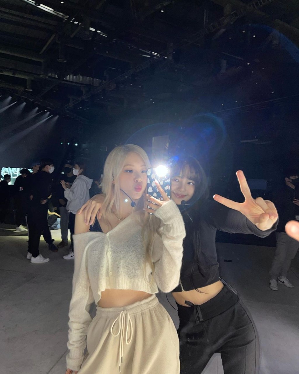 Rosé及Lisa分別擺出嘟嘴表情及V字手勢，少女Feel出晒嚟。