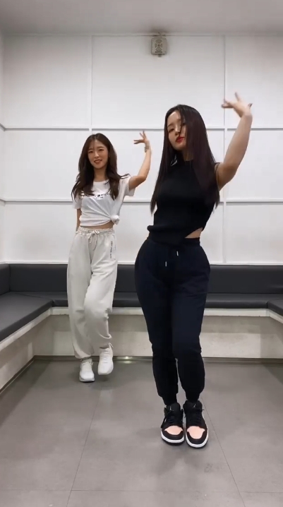 李遐怡（右）邀請Arin跳其新歌《Red Lipstick》。