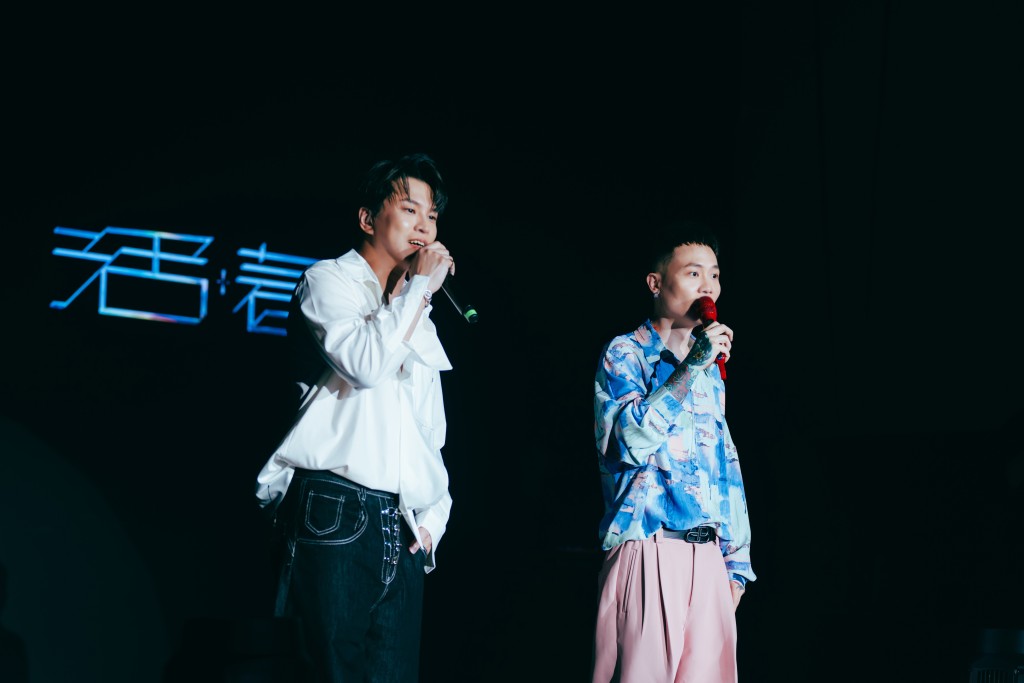 蕭秉治和嘉賓蕭景鴻合唱《分合》。