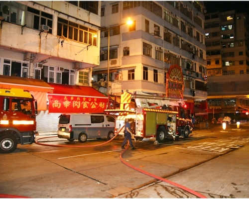 消防接報到場拖喉上樓灌救。