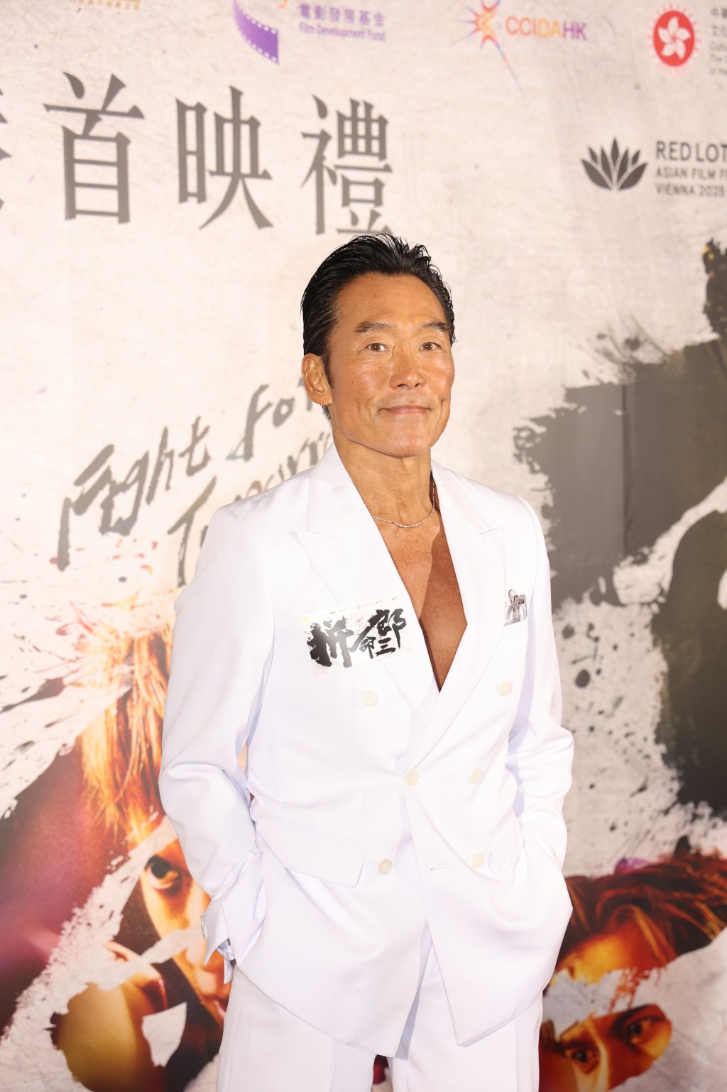 鄭浩南笑指巿道差,冇錢買裇衫。 鄭浩南笑指巿道差,冇錢買裇衫。
