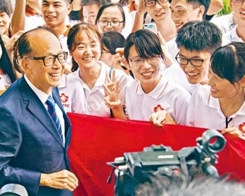 李嘉誠每年都會出席汕頭大學畢業典禮。