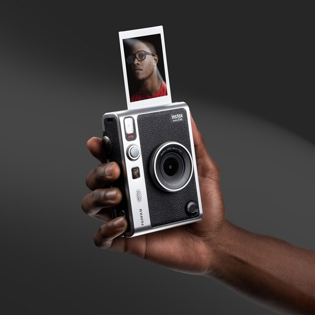 ●可以利用机面的反光镜取景Selfie自拍。