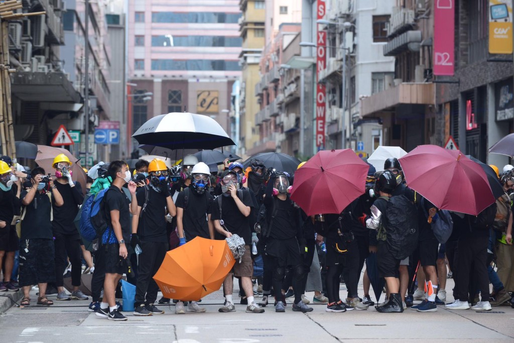 示威者繼續對峙