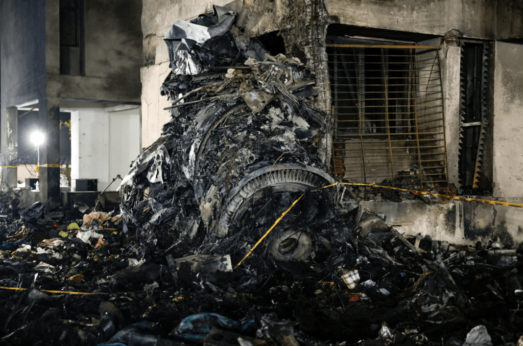 飞机坠毁后的部分残骸。路透社 飞机坠毁后的部分残骸。路透社