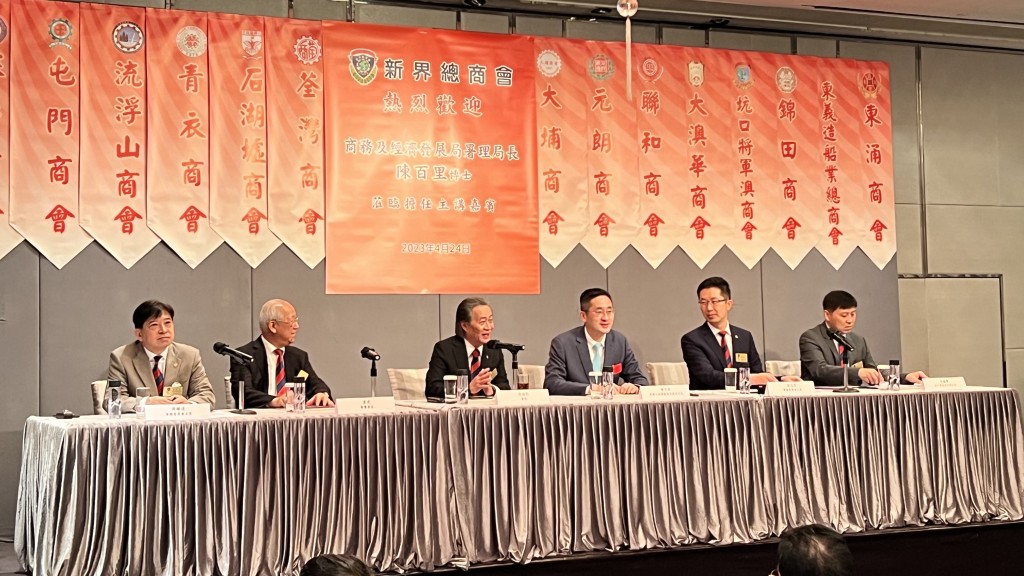 陳百里(右三)出席新界總商會第十四屆董事會第九次會議。陳炯攝