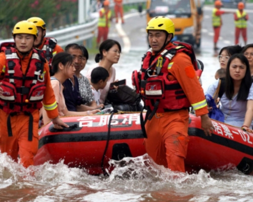 賑災基金決定撥款851玩，援助河南省水災災民。新華社資料圖片