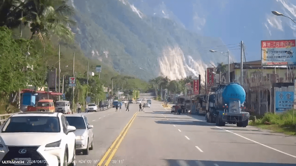 台湾花莲地震，有目击者拍下山崩瞬间。