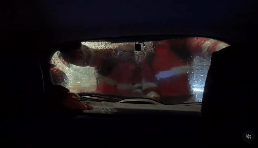 4名消防員為事主推車。Threads影片截圖