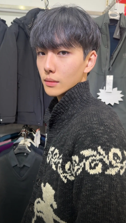 馬維健幫母服裝店親自上陣任中老年男裝的模特兒。 抖音