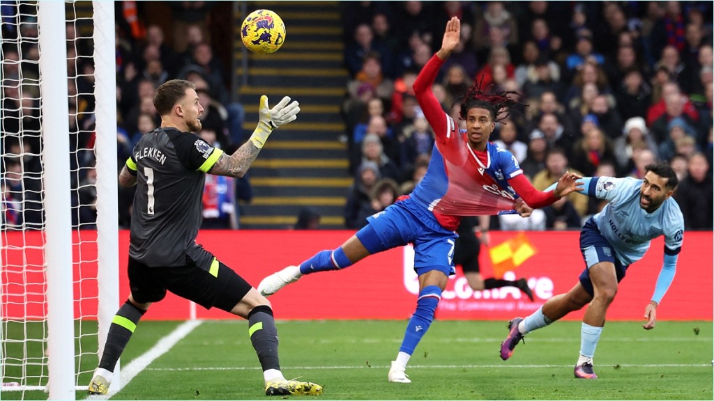 米高奥利斯（中）4月份复出后，将水晶宫的反击速度和前线的创造力提升至另一个层次。Reuters