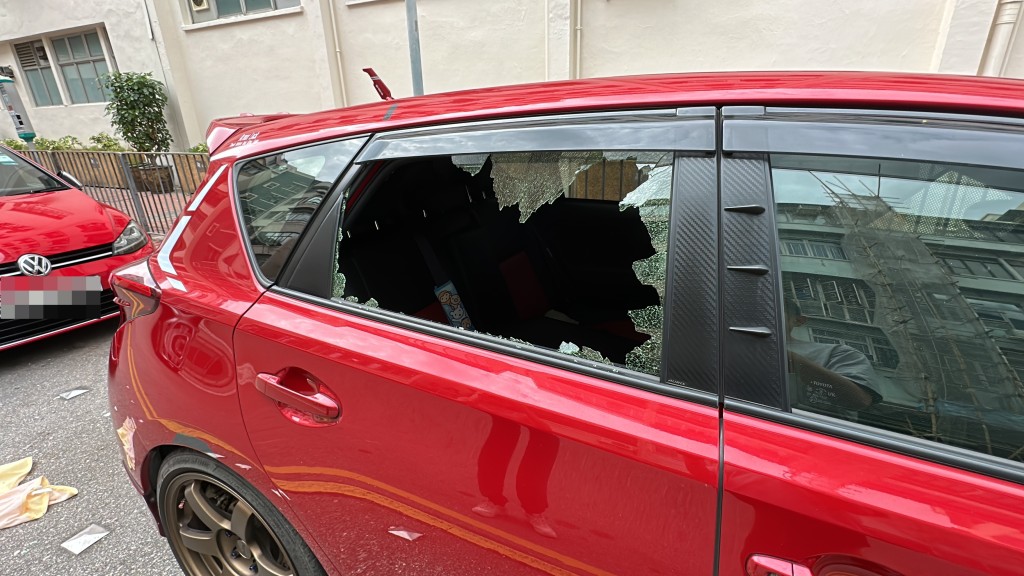 車窗被賊人砸毀。劉漢權攝