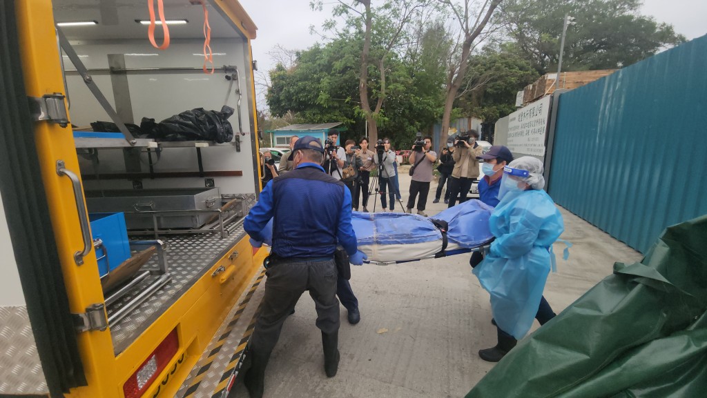打鼓嶺文錦渡路一木行內，一名43歲貨車男司機協助拆帶卸貨時被壓死。黃文威攝